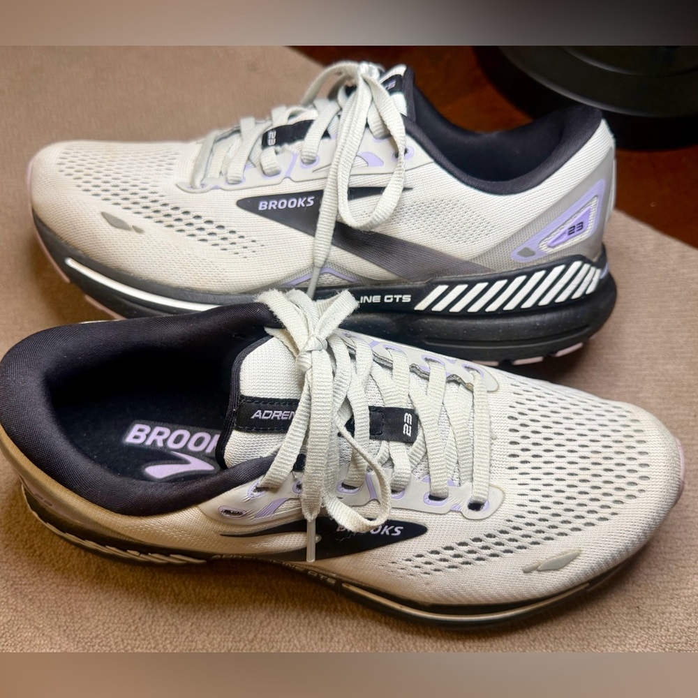 Brooks Women's Adrenaline GTS 23
Size 8.5 - Picture 2 of 8